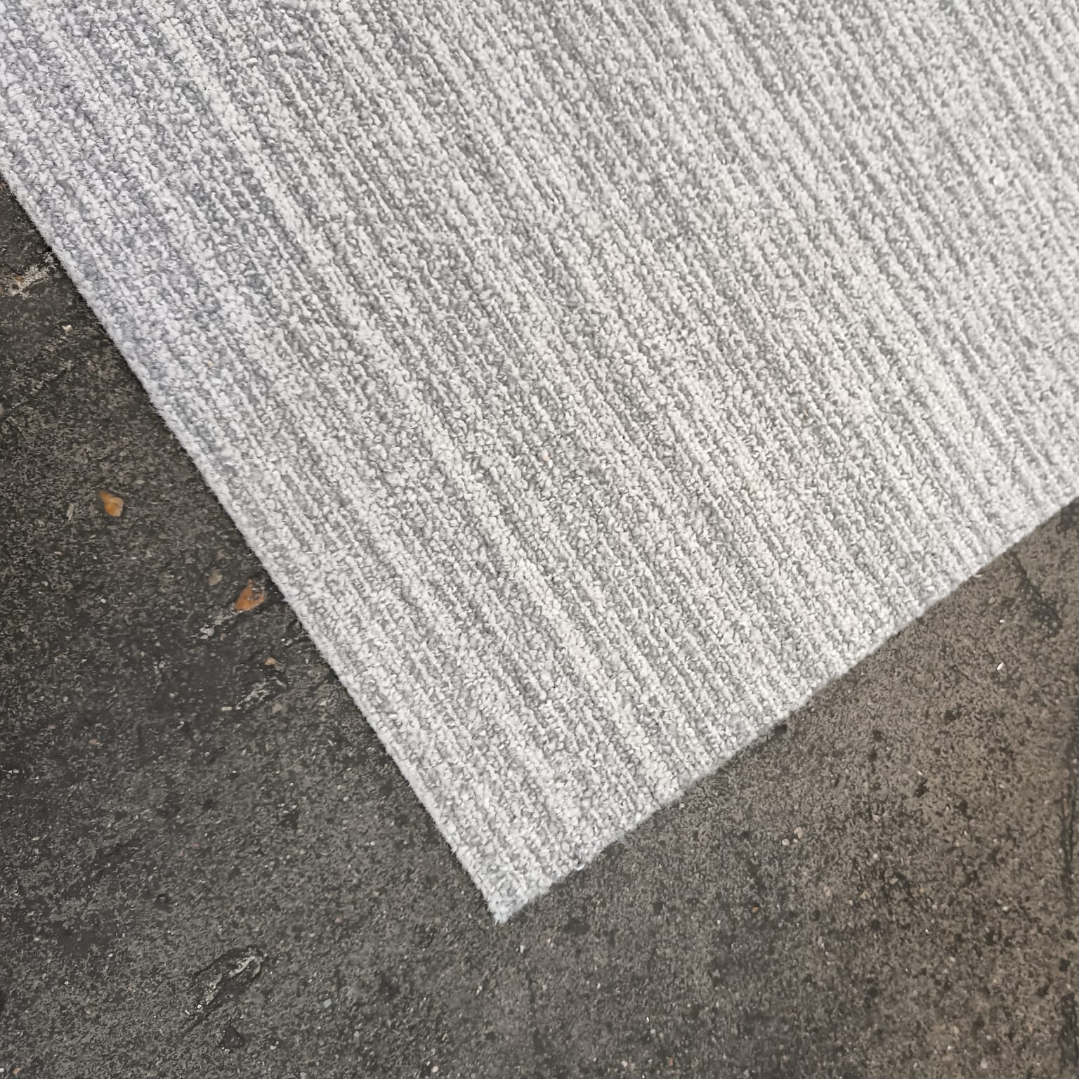 Dalle moquette gris clair texturé - 500 x 500 mm - Image 2