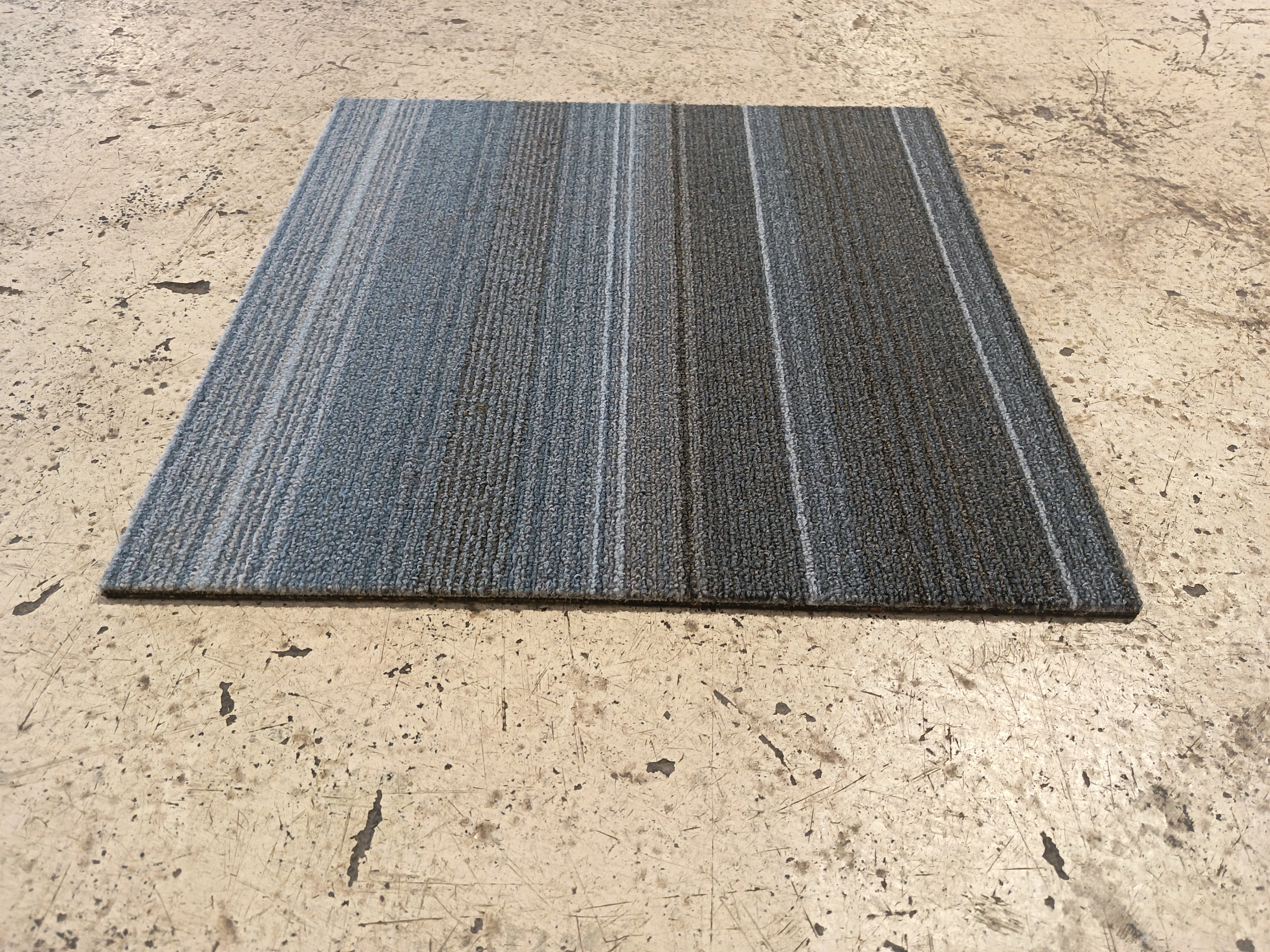 Dalle moquette gris rayé noir/blanc - 500 x 500 mm - Image 2