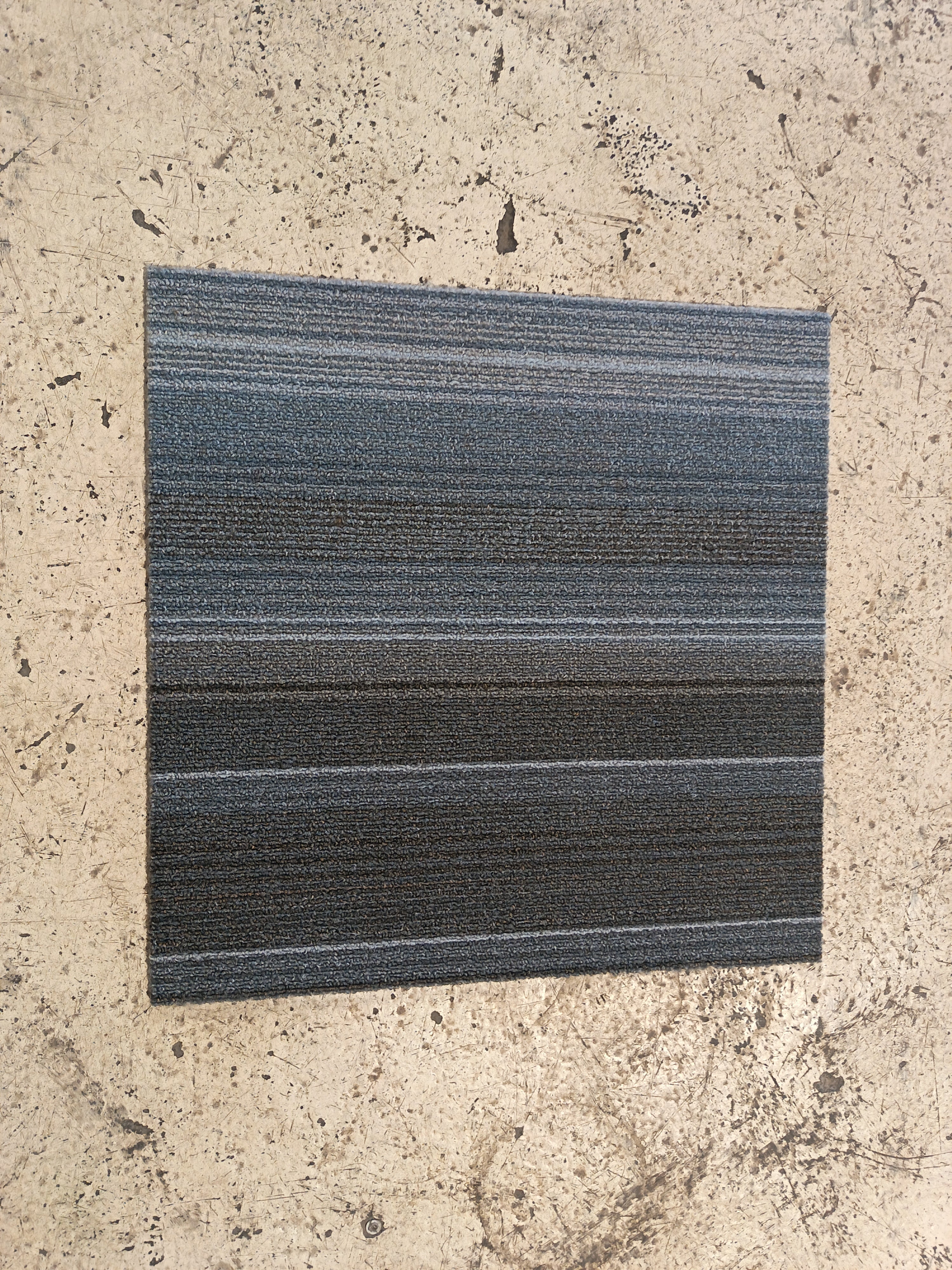 Dalle moquette gris rayé noir/blanc - 500 x 500 mm - Image 4