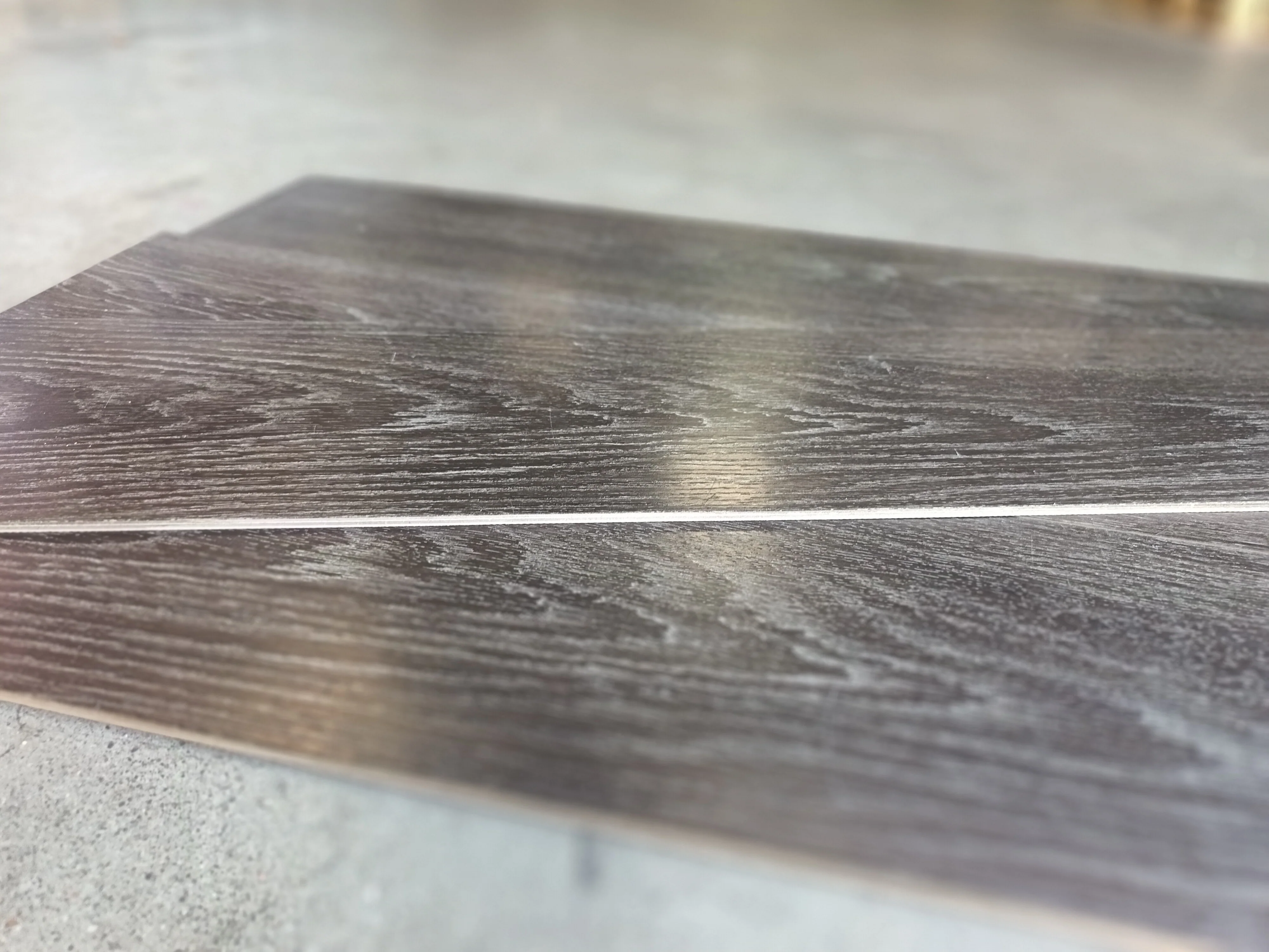 Dalle PVC gris foncé cérusé - 1200 x 180 mm - à coller - Image 2