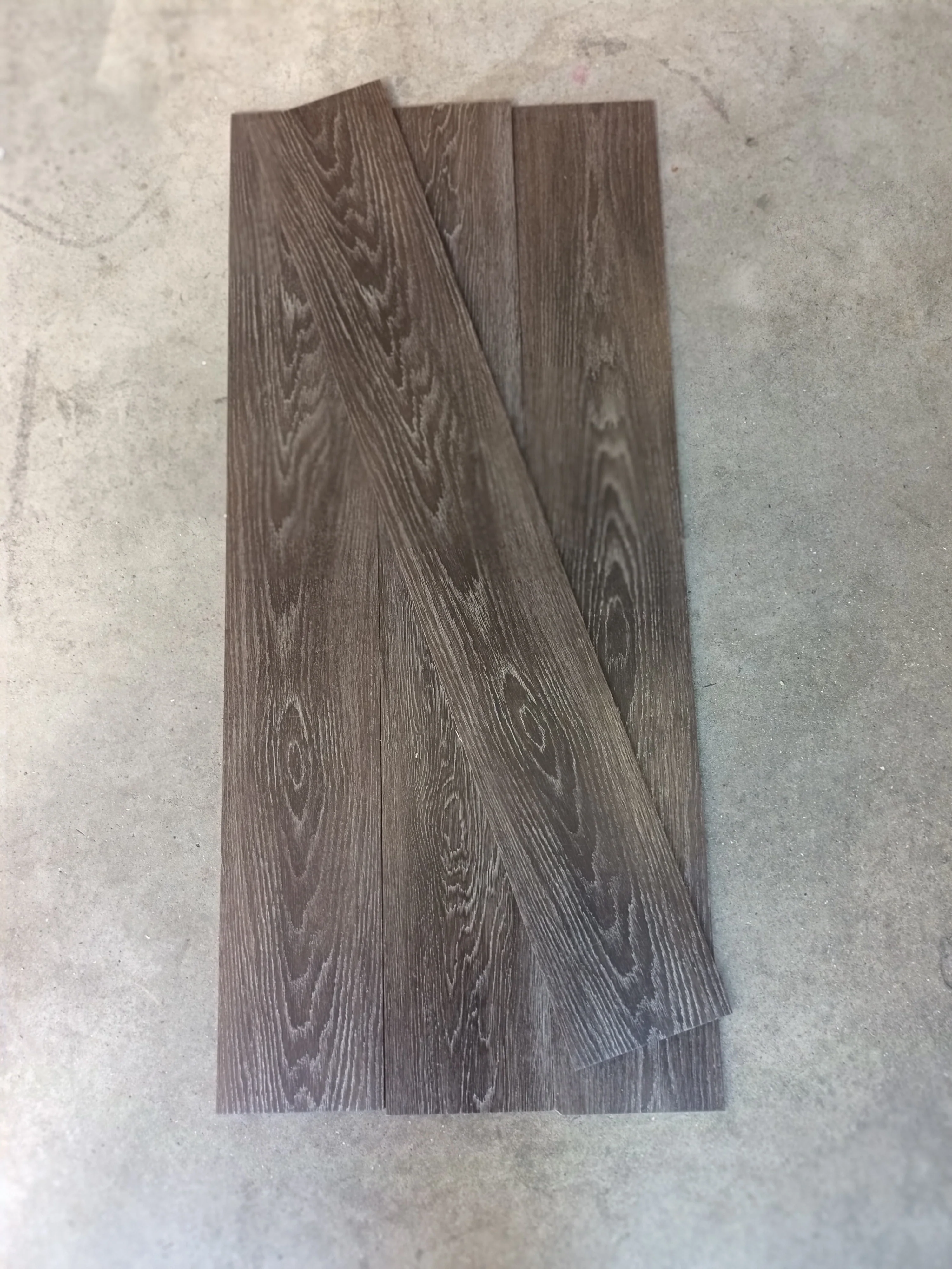 Dalle PVC gris foncé cérusé - 1200 x 180 mm - à coller - Image 3