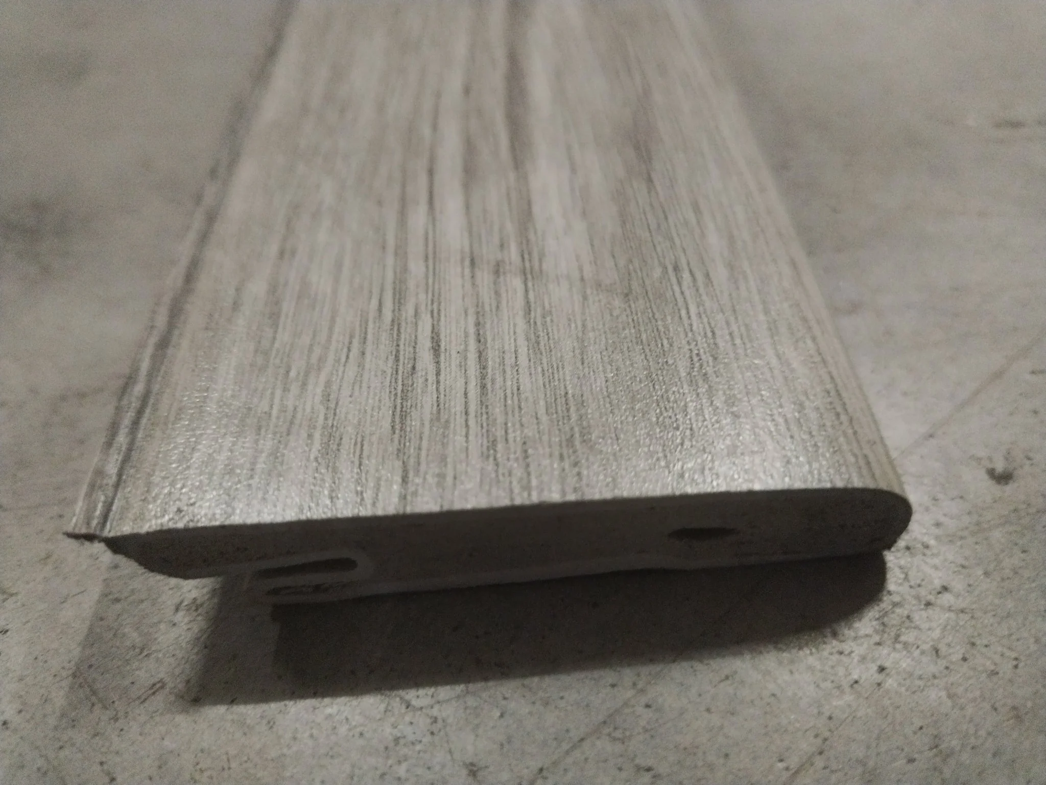 Plinthe SMF décor chêne gris clair 2500x59x17,4mm - Image 4