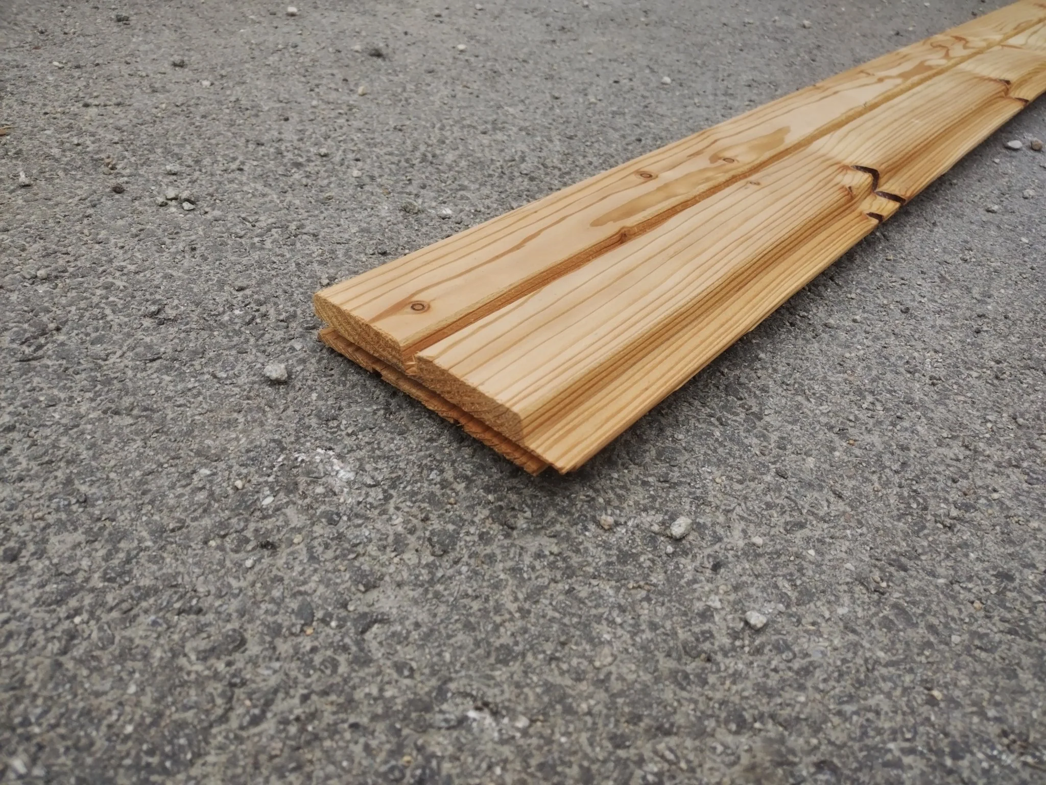 Bardage mélèze des Alpes rainé en bout - 26x135 - L=3m (profil Diablo) - Image 3