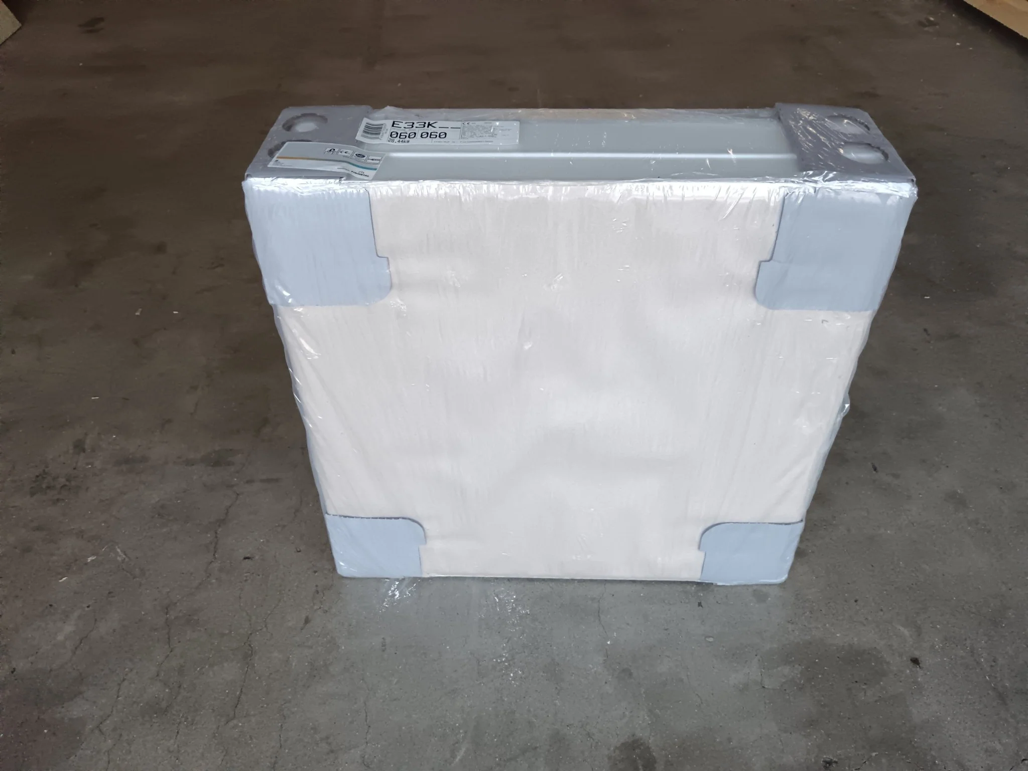 Radiateur eau chaude Reggane 3010 Compact acier - 33K 600 x 600 mm - Finimetal