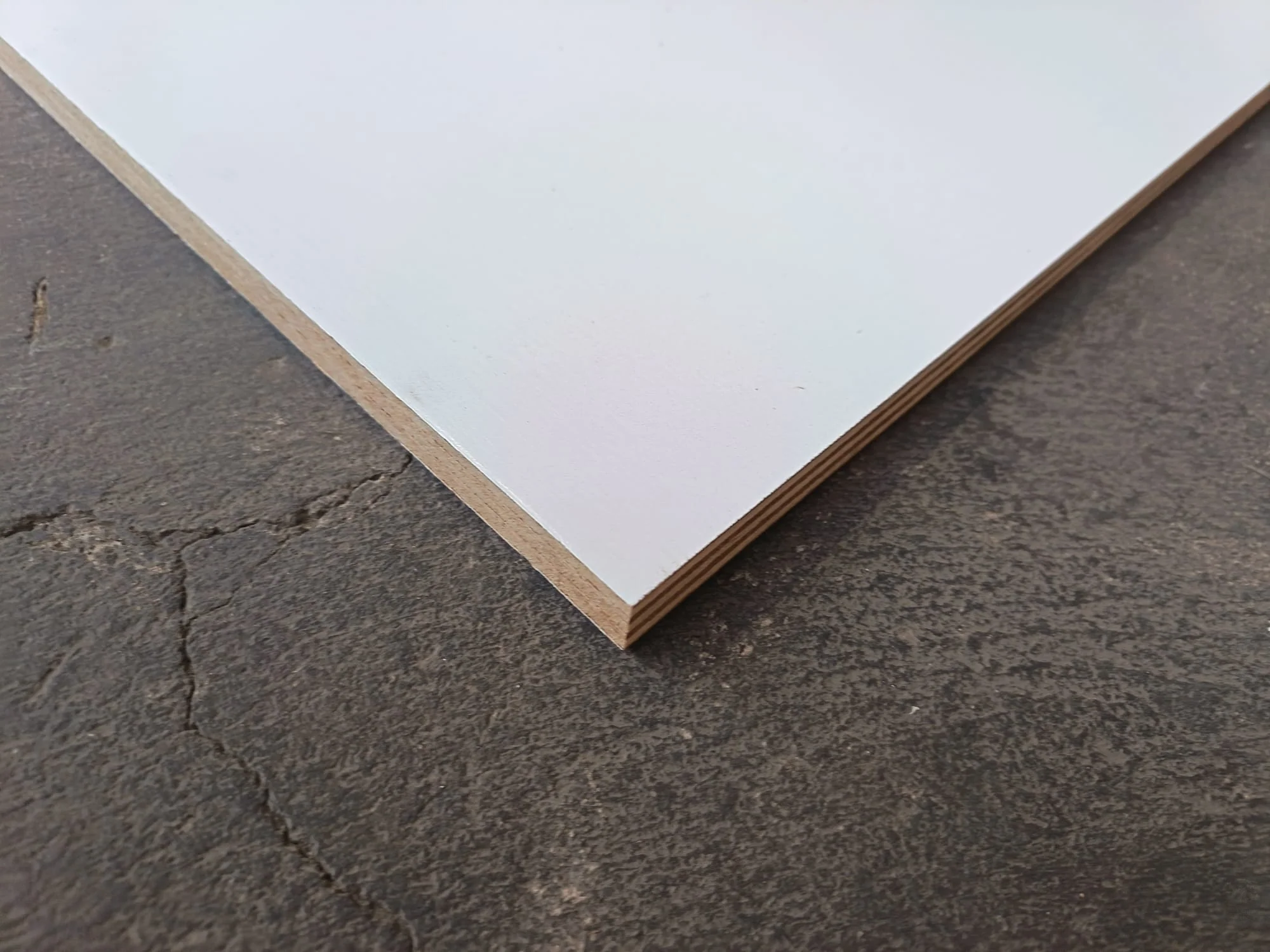 Contreplaqué okoumé pré-peint - 2500 x 1220 x 15 mm (défaut visuel)