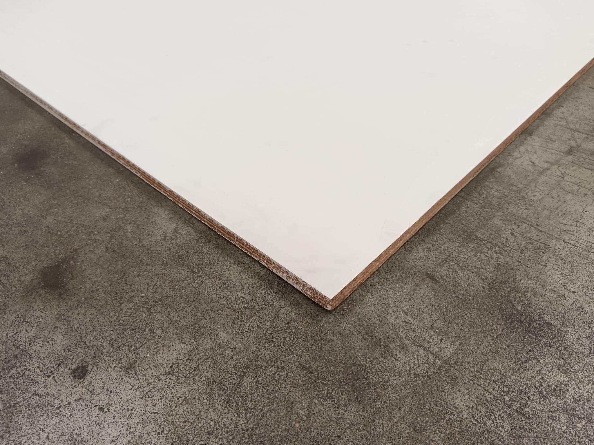 Contreplaqué okoumé pré-peint - 2500 x 1220 x 18 mm (défaut visuel)