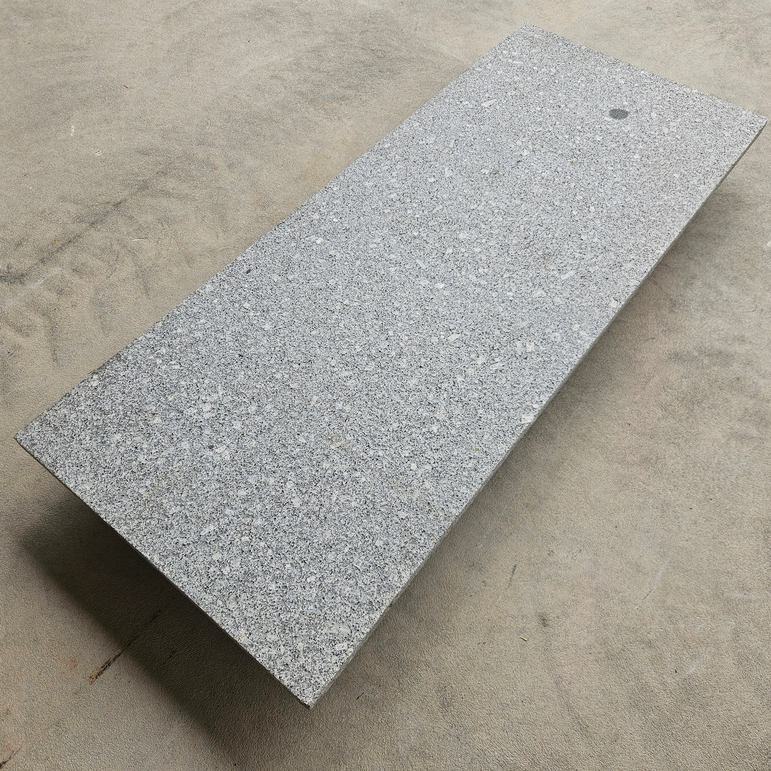 Dalle granit gris - 550 x 1180 x 30 mm (dimensions approximatives)