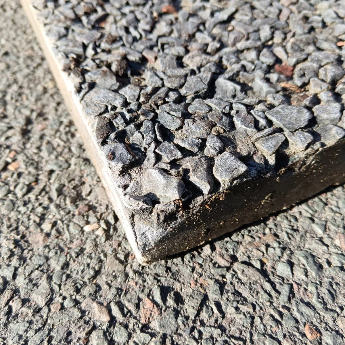 Dalle gravillonnée noire - 400 x 400 x 30 mm