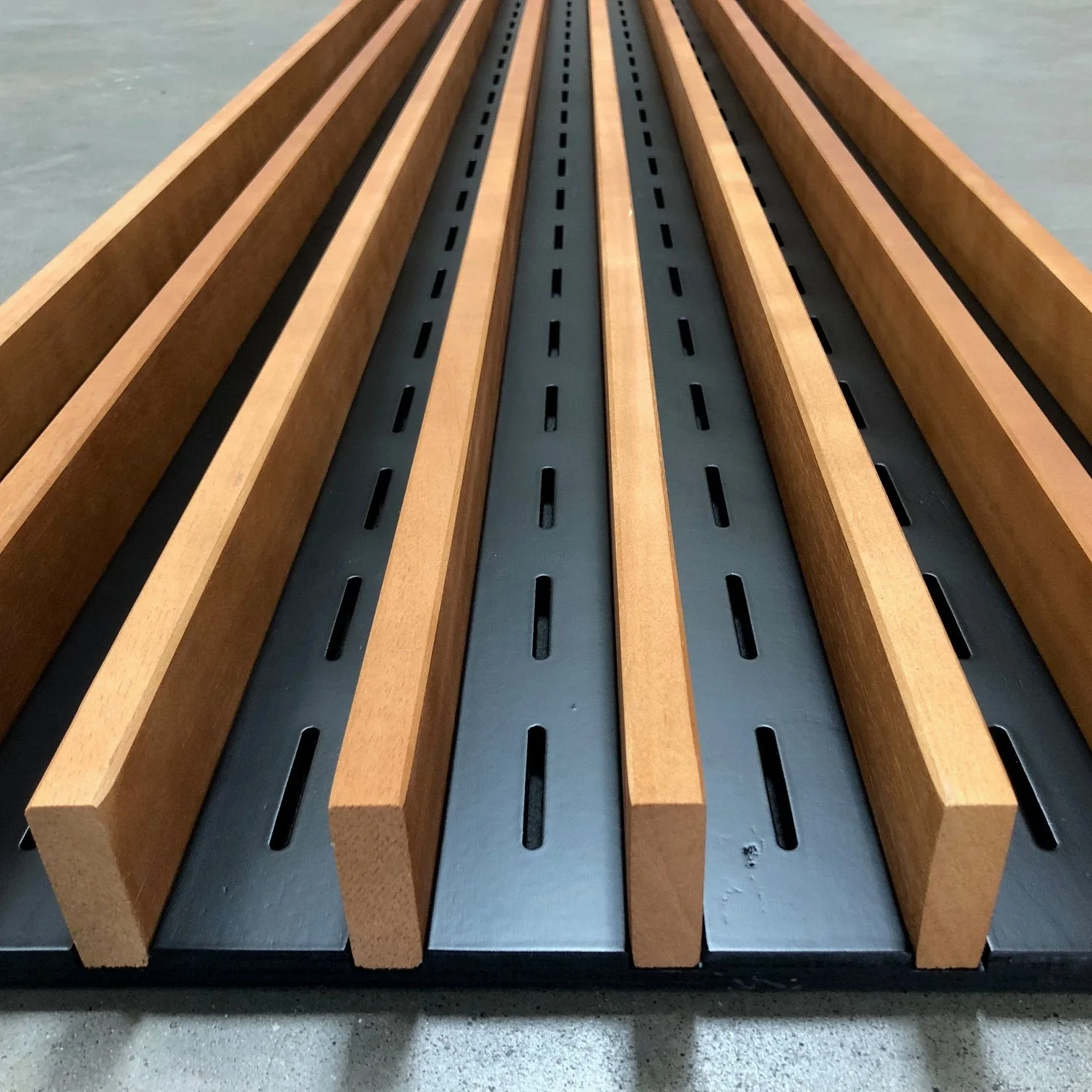 Panneaux spigoline acoustique bois massif et contreplaqué - 600 x 70 - L=2.4m