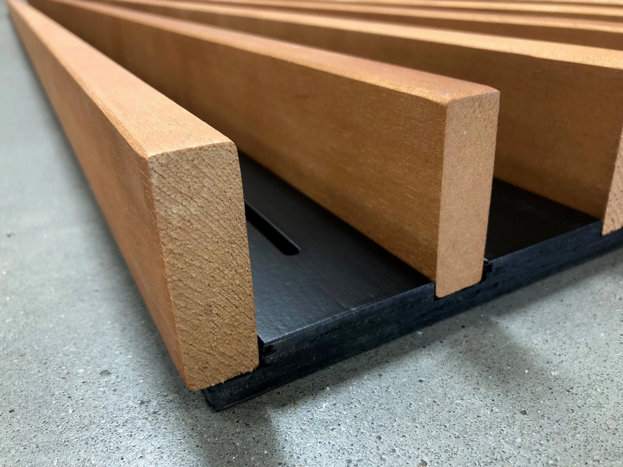 Panneaux spigoline acoustique bois massif et contreplaqué - 600 x 70 - L=2.4m - Image 2