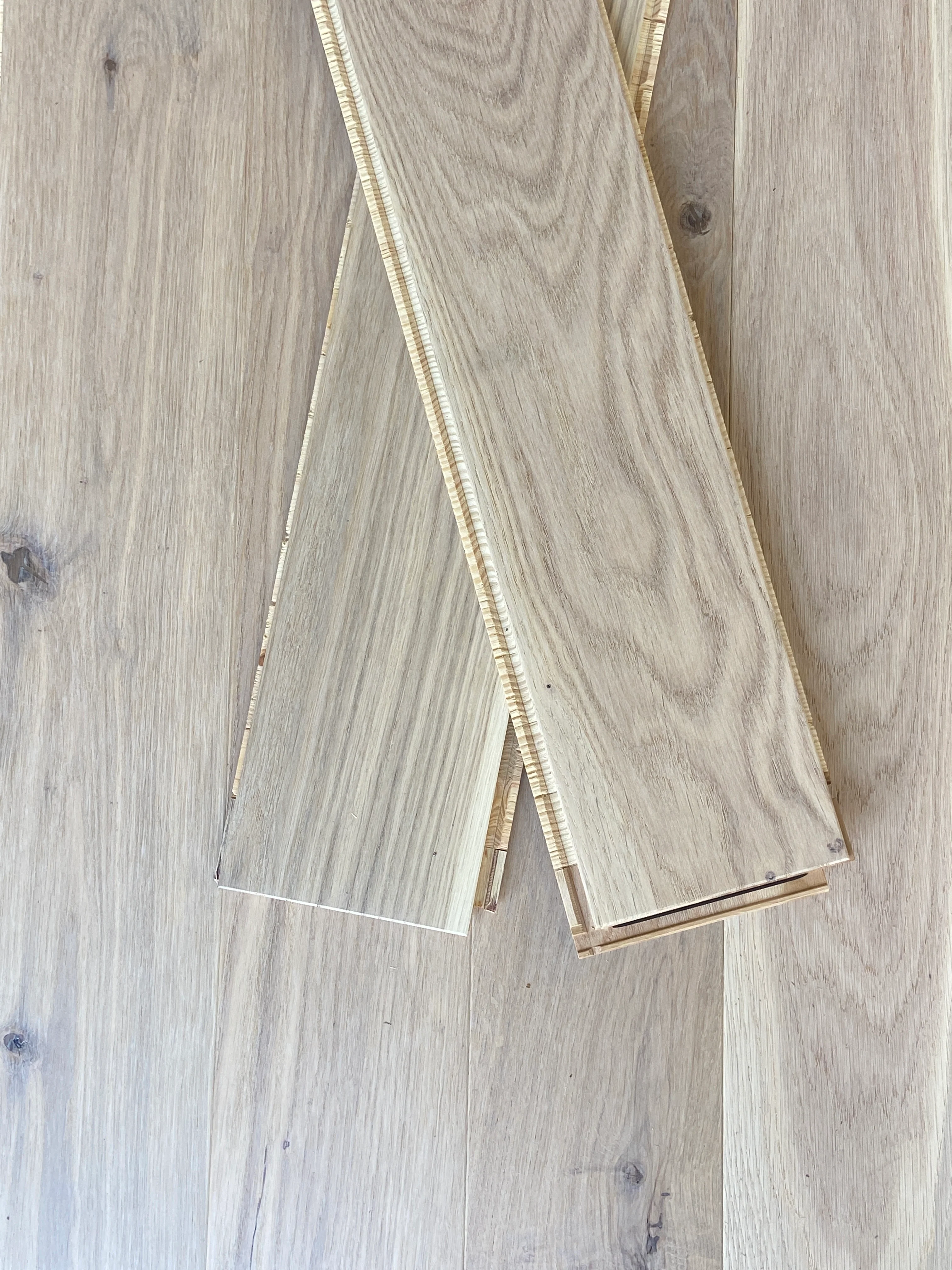 Parquet Contrecollé chêne 1 frise brossé 1092x130x14mm, verni mat blanchi (déclassé) - Image 7