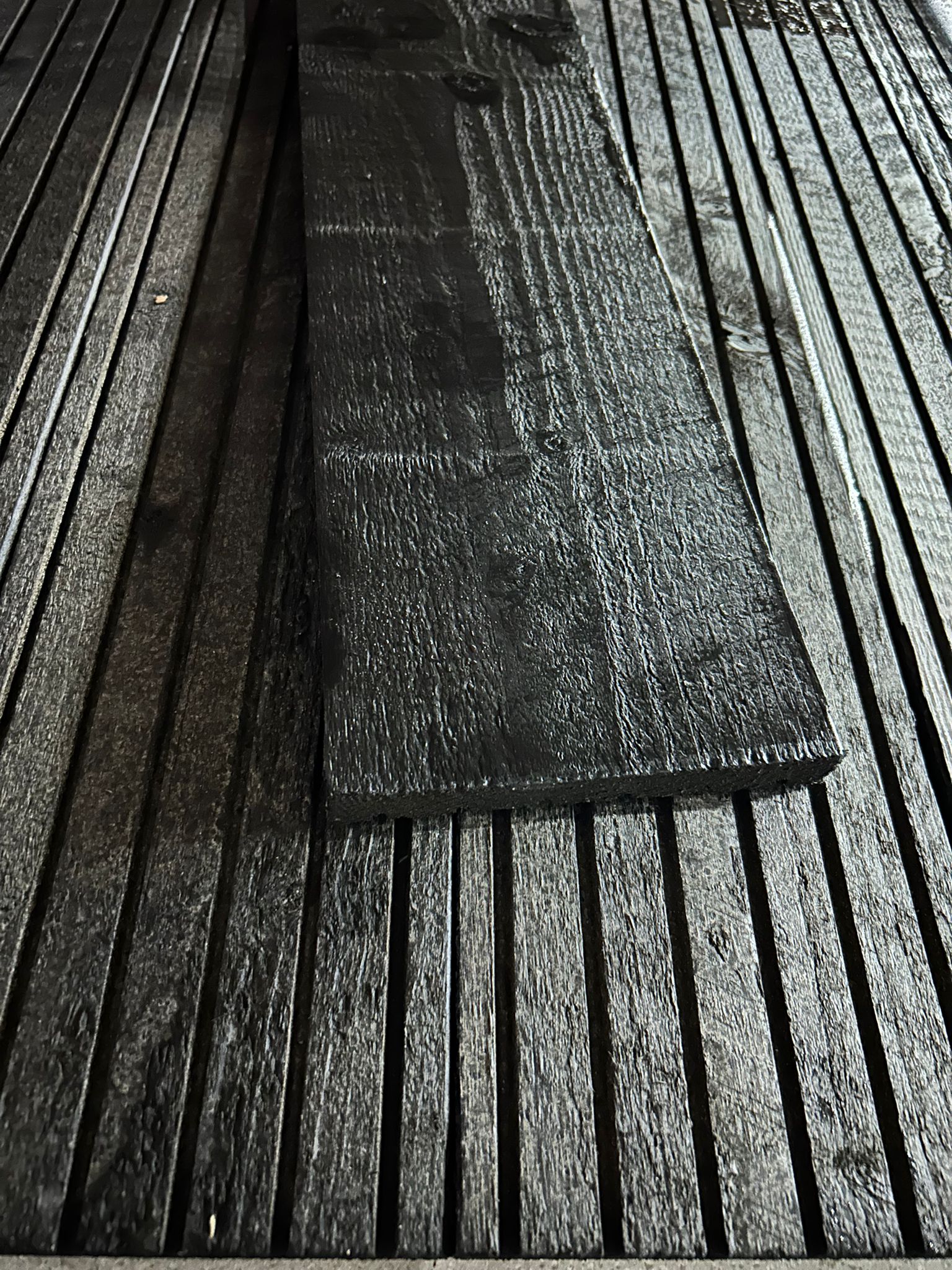 Planche épicéa non traité Noir - Brut de sciage - 18x150 - L=2,4m - Image 4