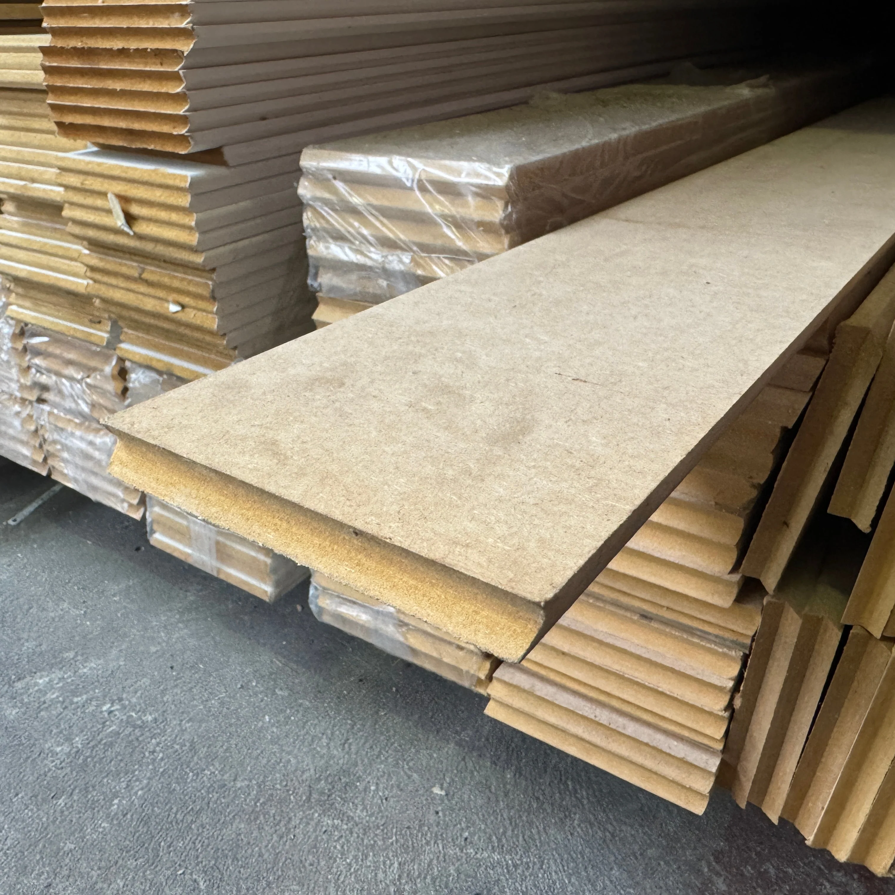 Plinthe MDF brut chanfreiné - 14x120 - L=2,4m