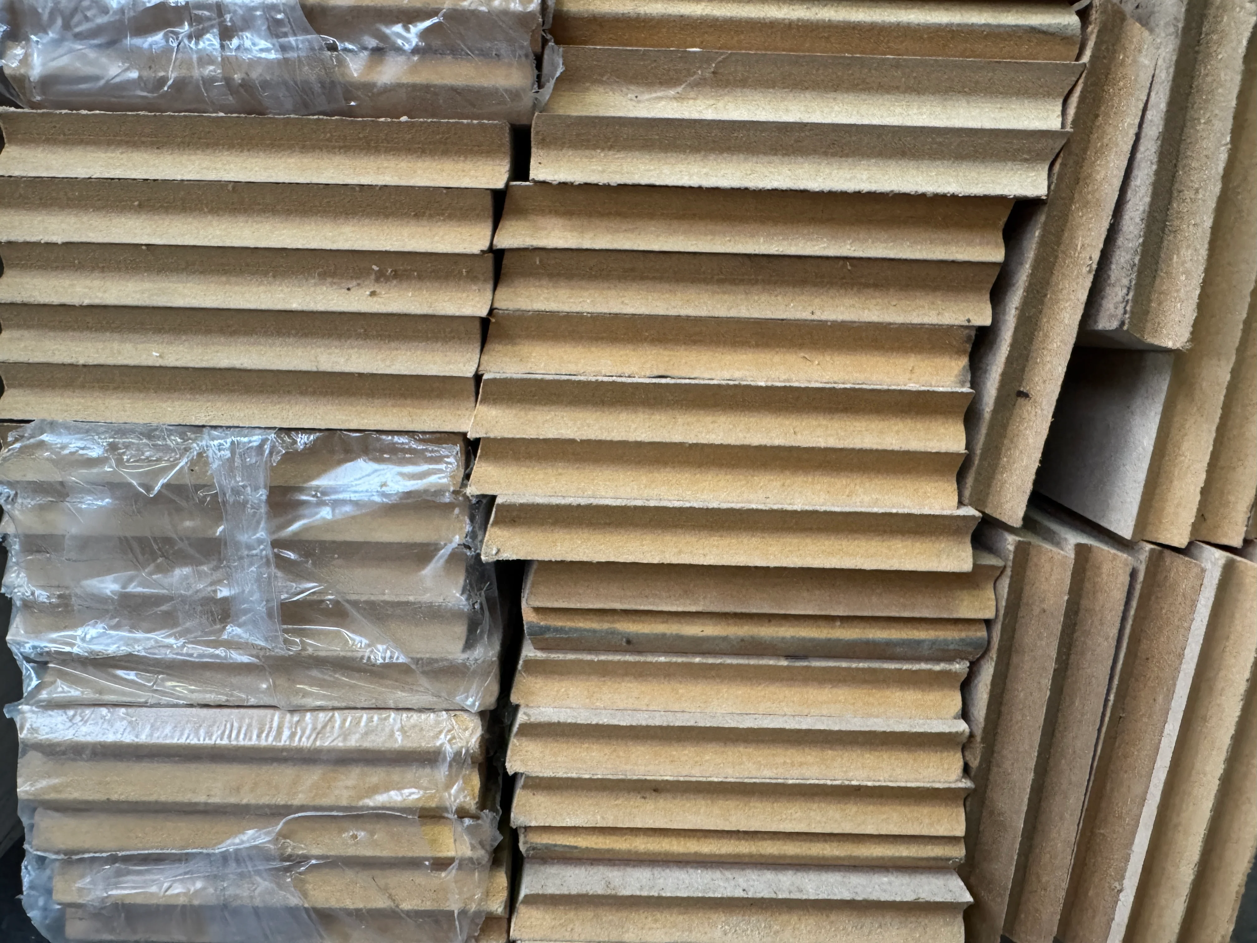 Plinthe MDF brut chanfreiné - 14x120 - L=2,4m - Image 3