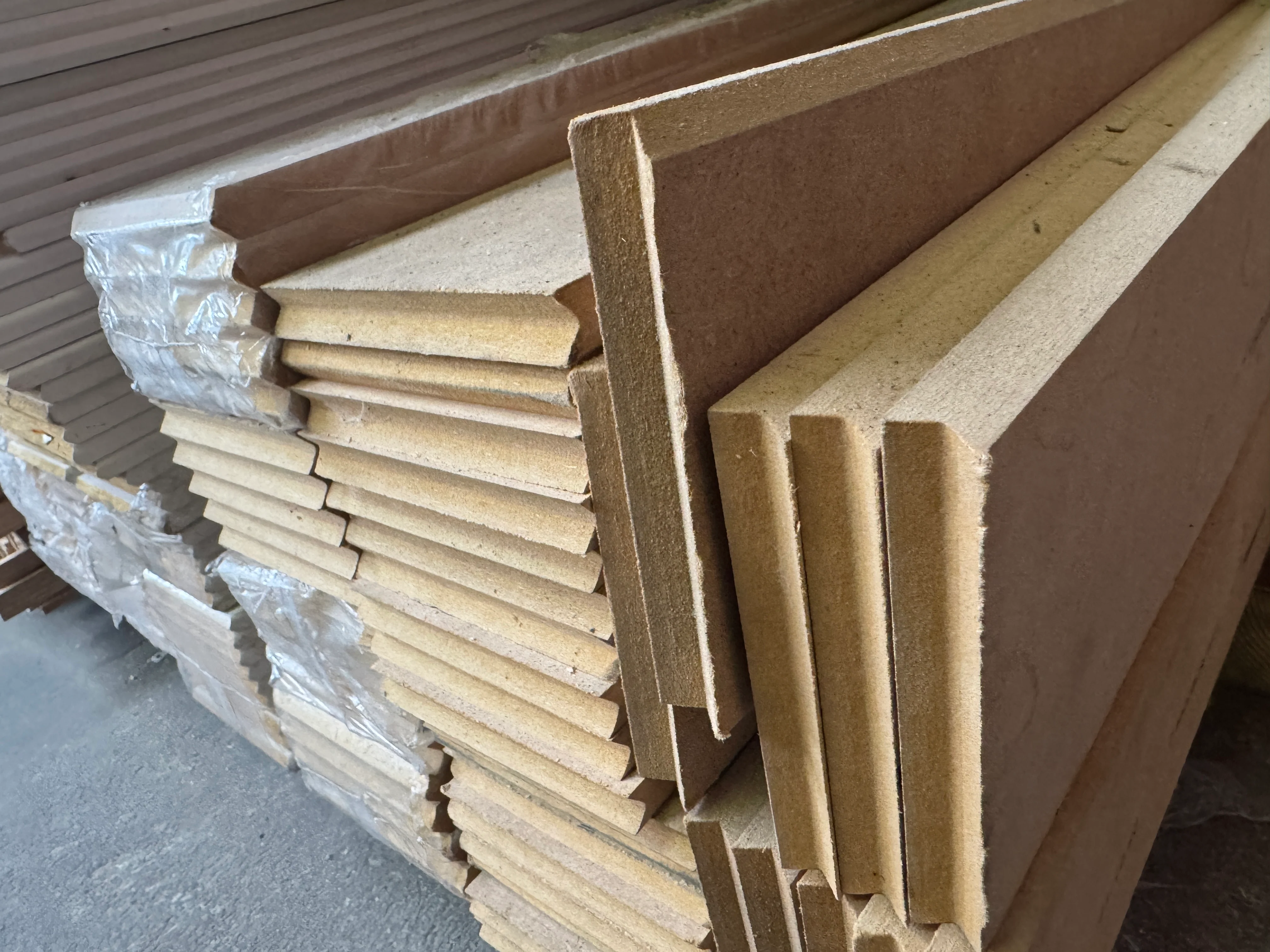 Plinthe MDF brut chanfreiné - 14x120 - L=2,4m - Image 4