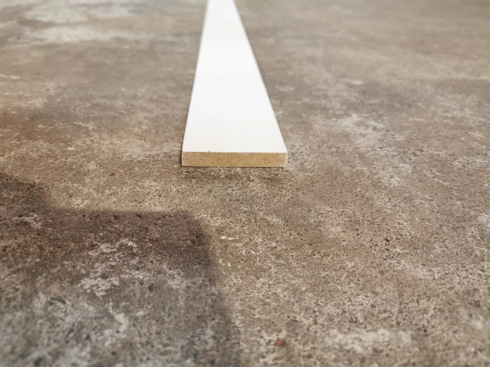 Plinthe MDF pré-peinte blanche - 10x60 - L=3,05m - Image 2