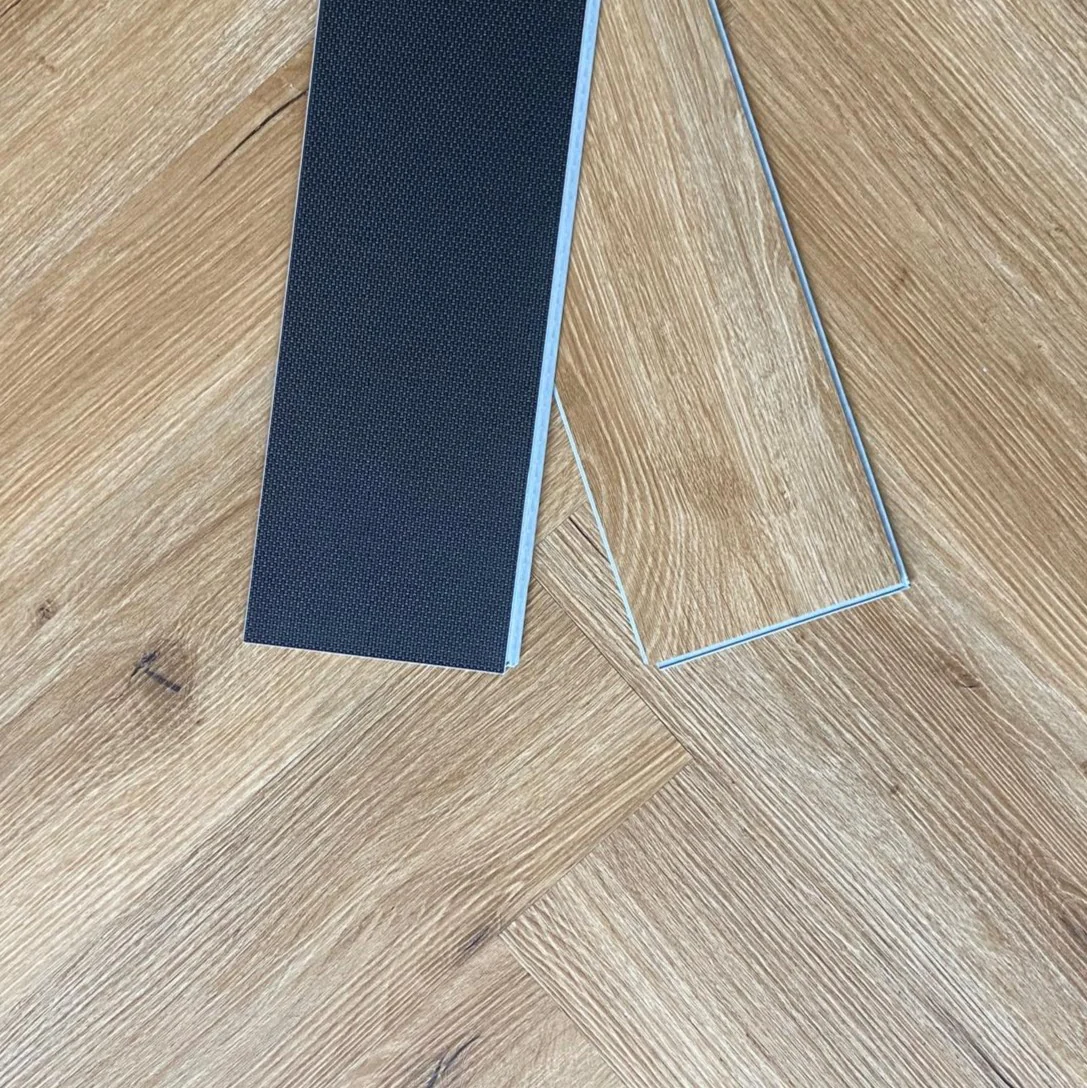 Sol PVC-SPC Baton Rompu Chene usage résidentiel 640 x 128 × 5mm sous-couche intégrée - Image 4