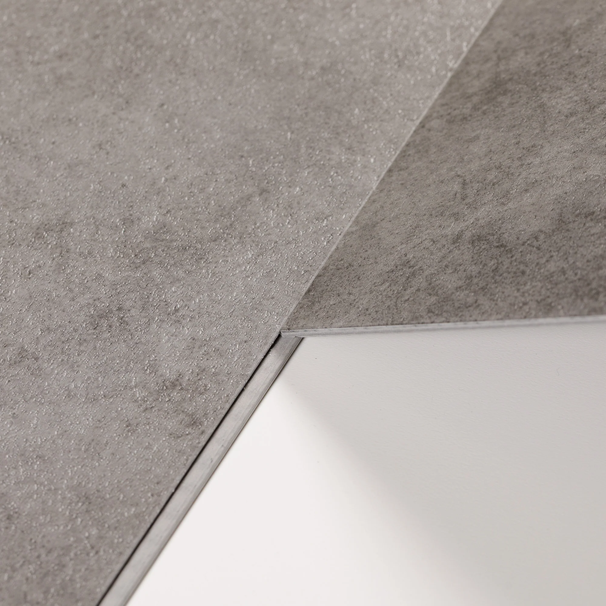 Sol PVC-SPC clipsable imitation carrelage gris moyen classic - 915 x 474 × 5.5mm sous-couche intégrée (SPC103) - Image 3