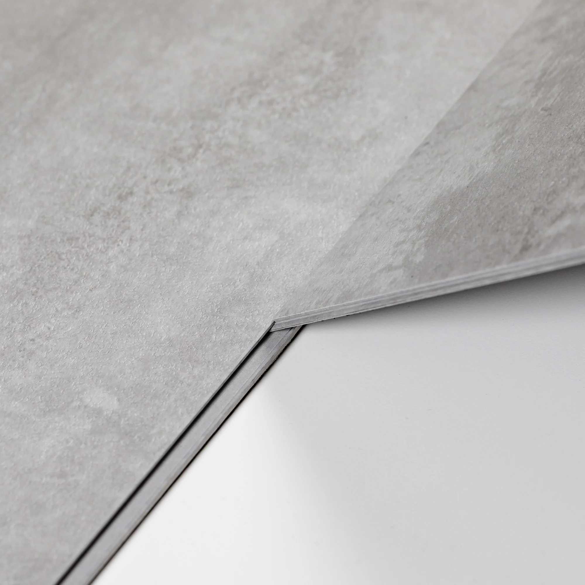 Sol PVC-SPC clipsable imitation carrelage gris clair béton indus - 940 x 470 × 6.0mm sous-couche intégrée (SPC105) - Image 3