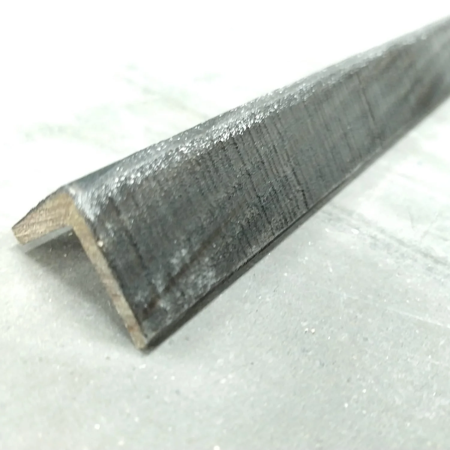 Baguette d'angle sapin bois brûlé - 27,5x27,5 - L=2,5m