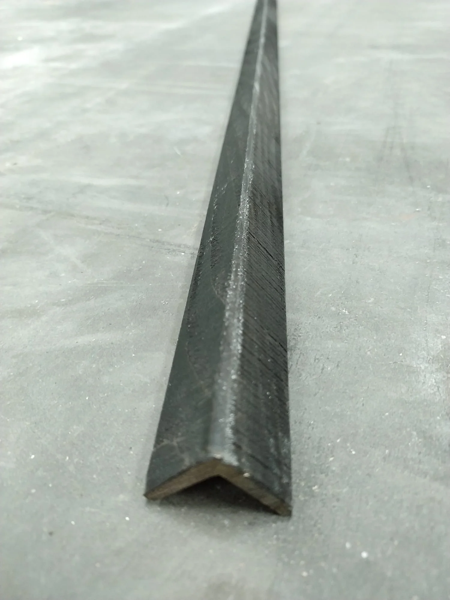 Baguette d'angle sapin bois brûlé - 27,5x27,5 - L=2,5m - Image 2