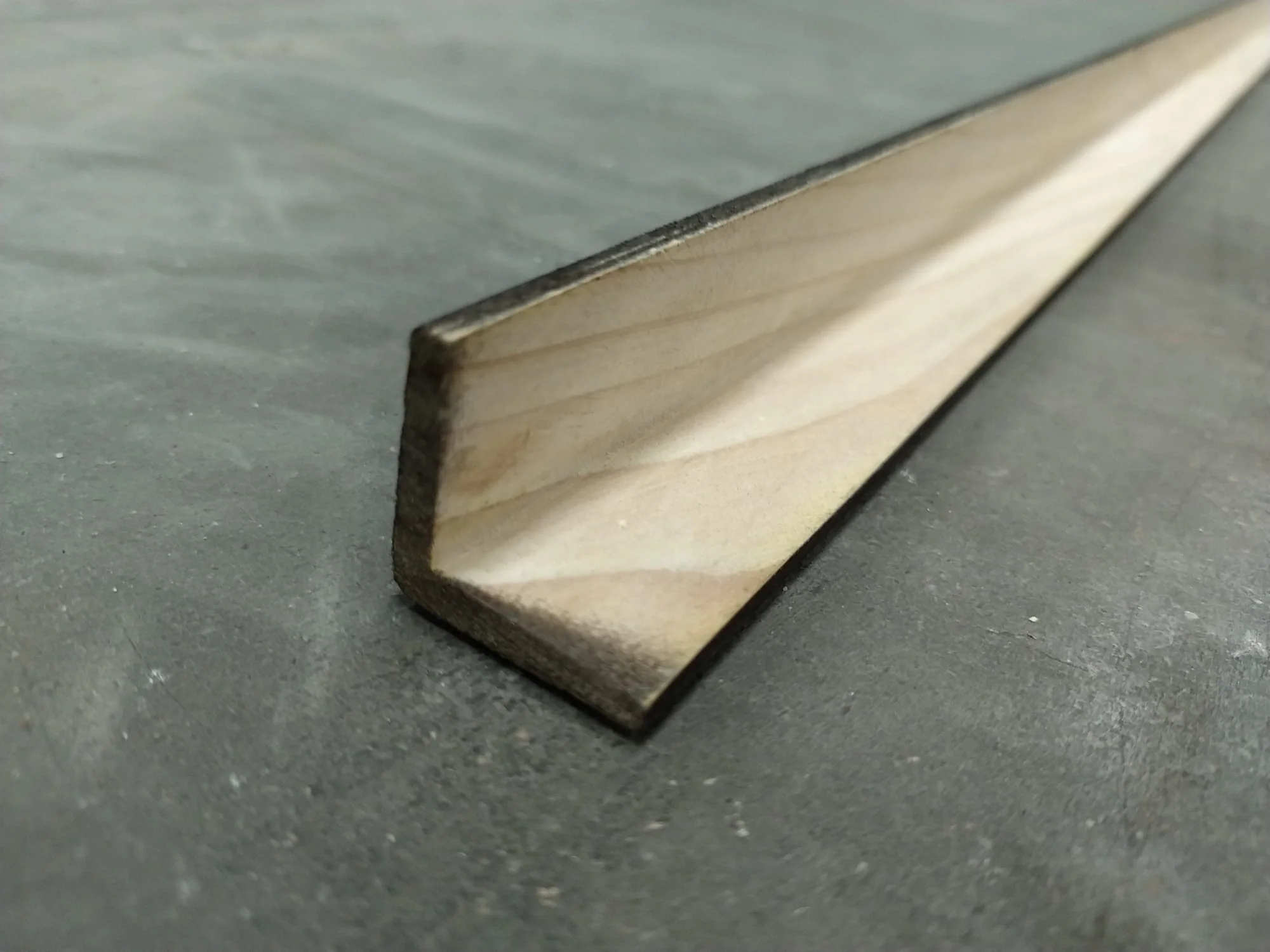 Baguette d'angle sapin bois brûlé - 27,5x27,5 - L=2,5m - Image 3