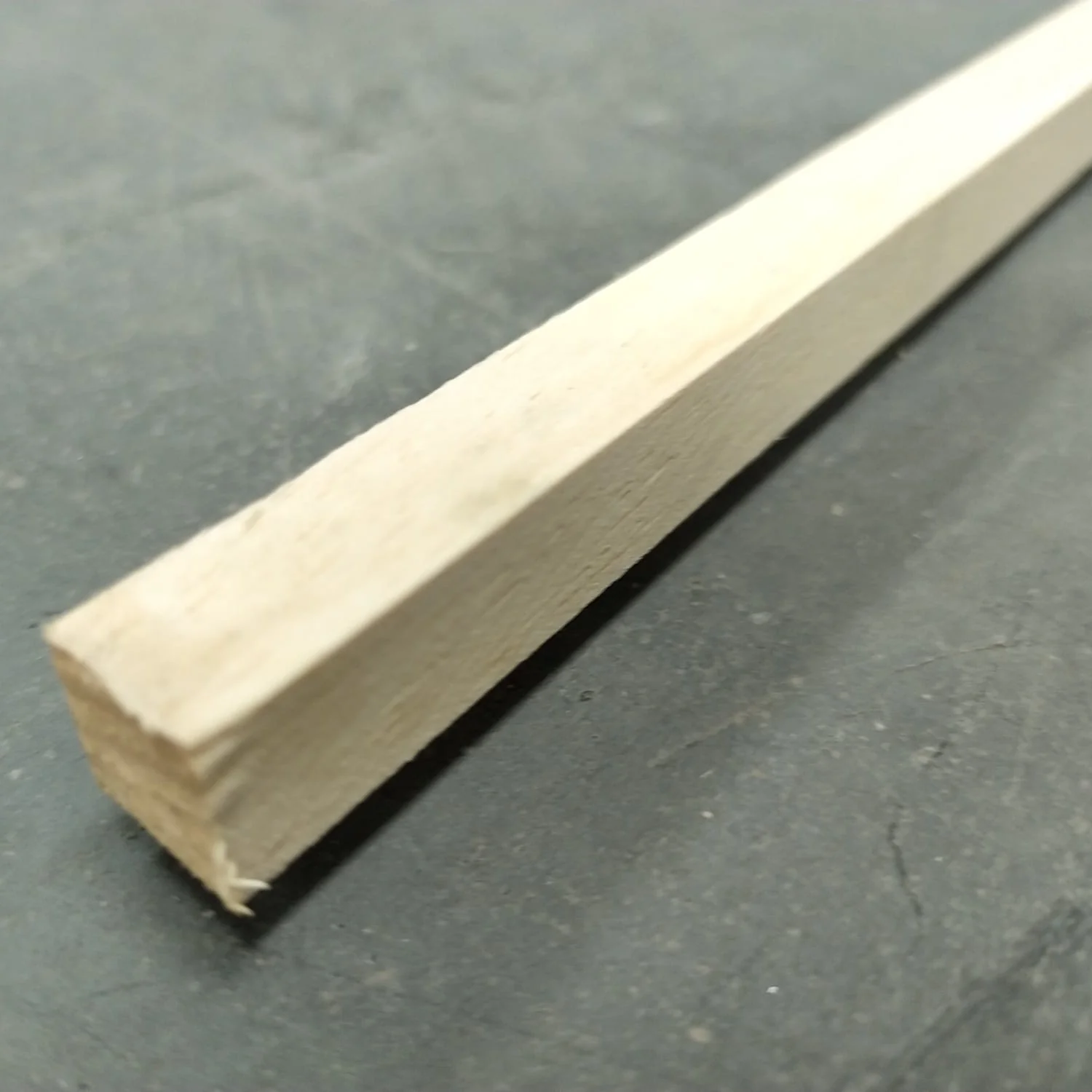 Carrelet bois exotique blanc - 12 x 12 mm - L=2,4m