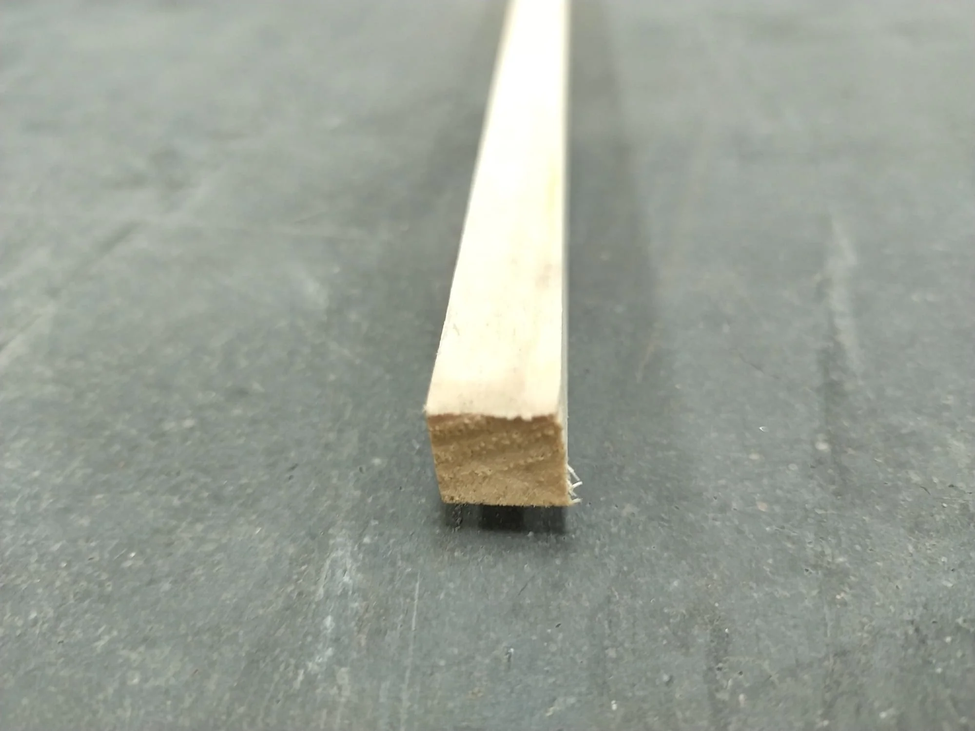 Carrelet bois exotique blanc - 12 x 12 mm - L=2,4m - Image 2