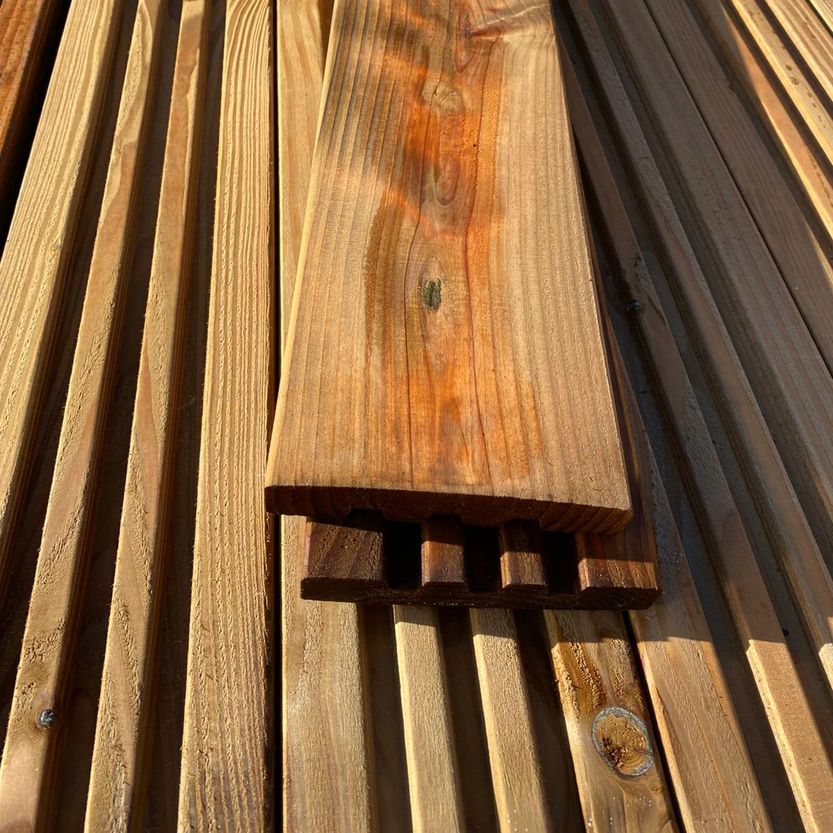 Lame de terrasse douglas marron classe 3 - 28x145 - L=4m (profil Catalina)