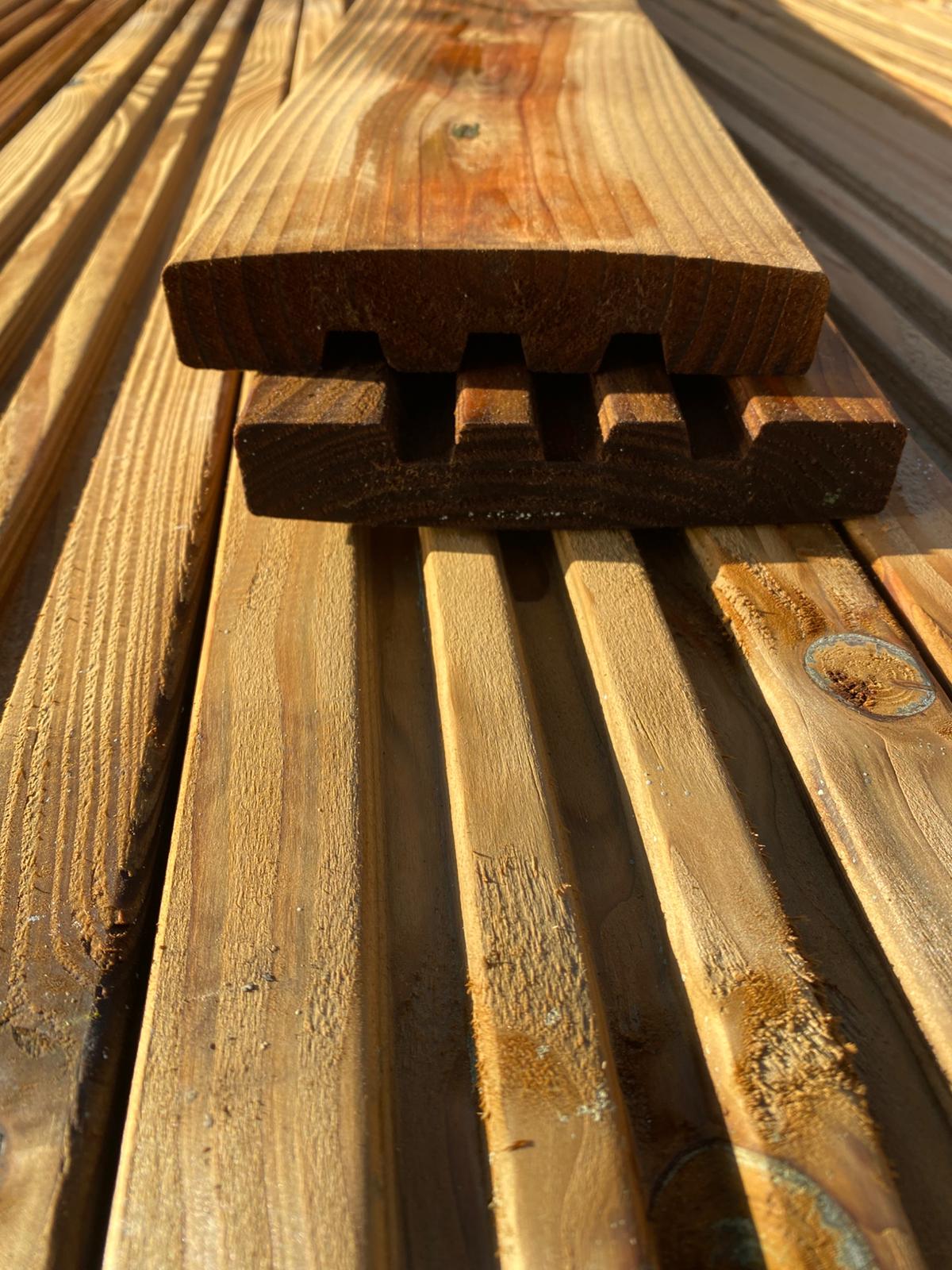 Lame de terrasse douglas marron classe 3 - 28x145 - L=4m (profil Catalina) - Image 3